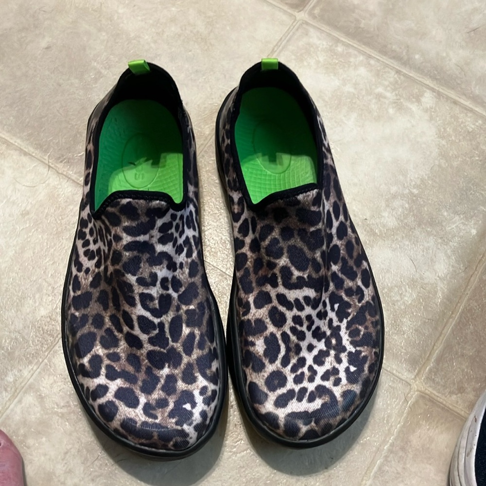 Oofos oomg eezee slip on leopard print shoes